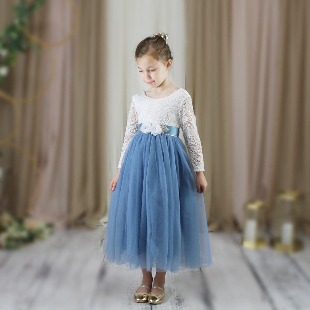 Dusty blue flower girl dress in long tulle with long sleeves in white lace. 